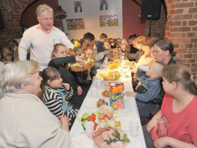 Fundacja “Potrafisz Polsko” Wspiera Bożonarodzeniowe Śniadanie dla Ubogich w Koszalinie